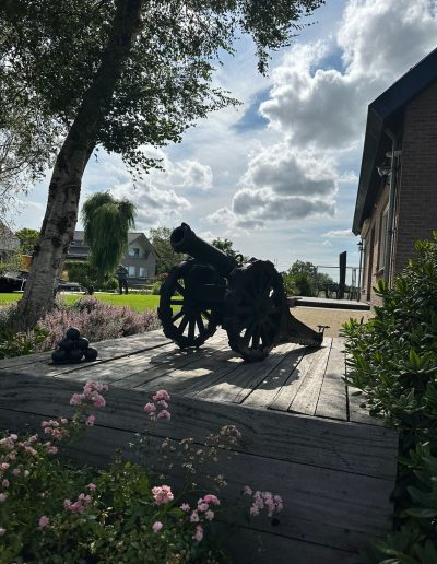 Smeedijzeren sculptuur Kanon in Hazerswoude-dorp