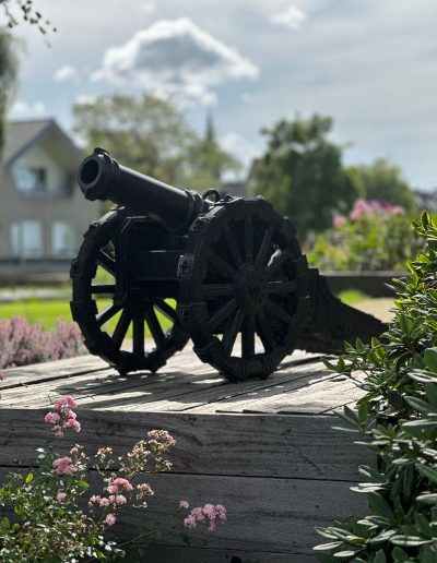 Smeedijzeren sculptuur Kanon in Hazerswoude-dorp