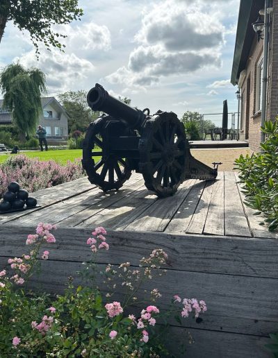 Smeedijzeren sculptuur Kanon in Hazerswoude-dorp