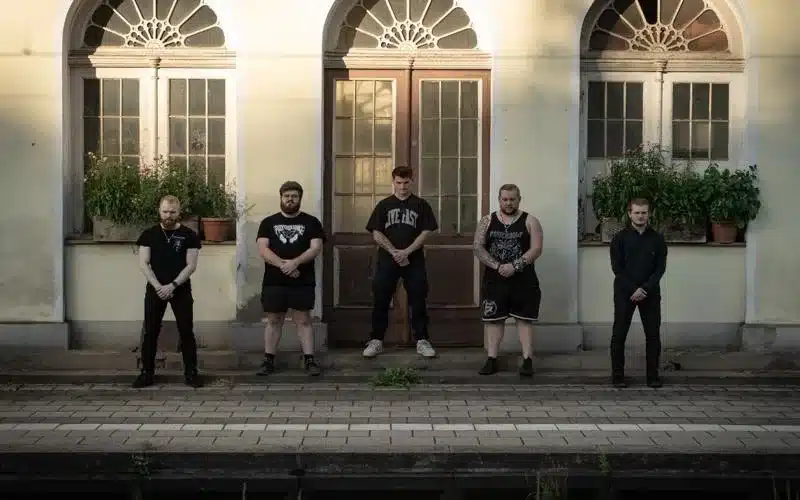 “Bandfoto von No Escape vor einem alten Gebäude – Metalcore aus Kassel”