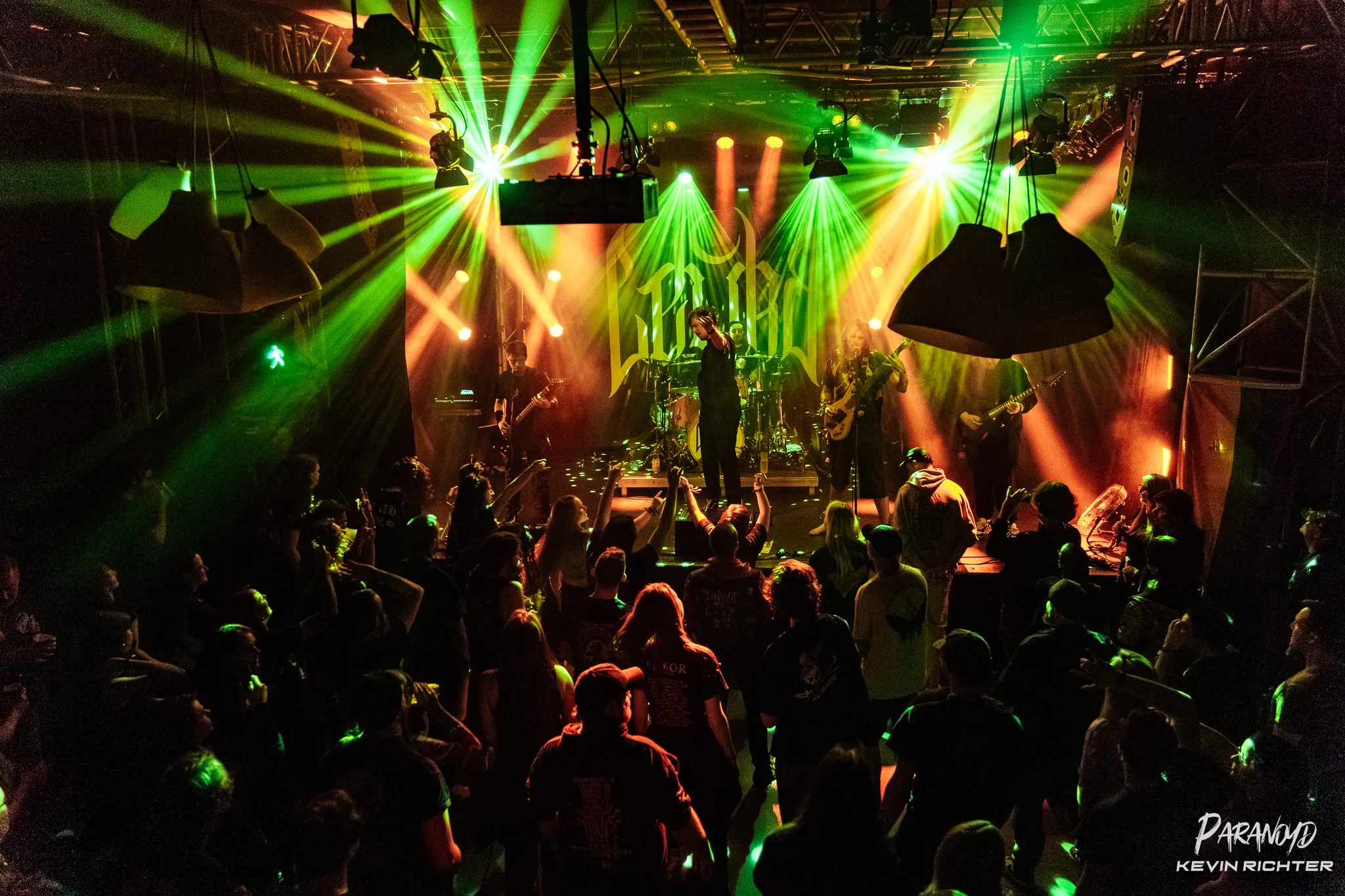 Dystopian Vol III im Scheinwerferlicht beim Konzert © Kevin Richter
