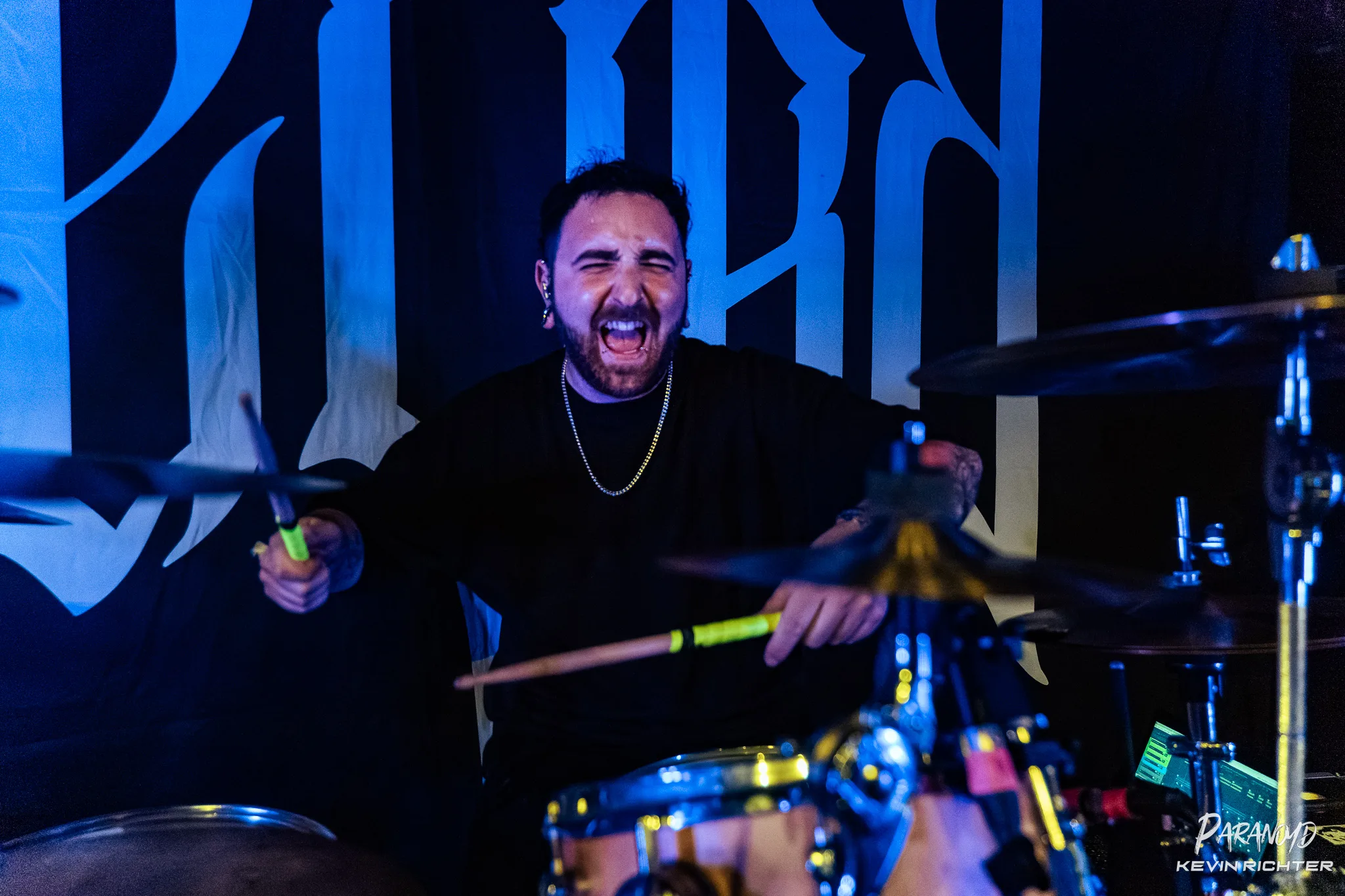 Dystopian Vol III im Scheinwerferlicht beim Konzert © Kevin Richter