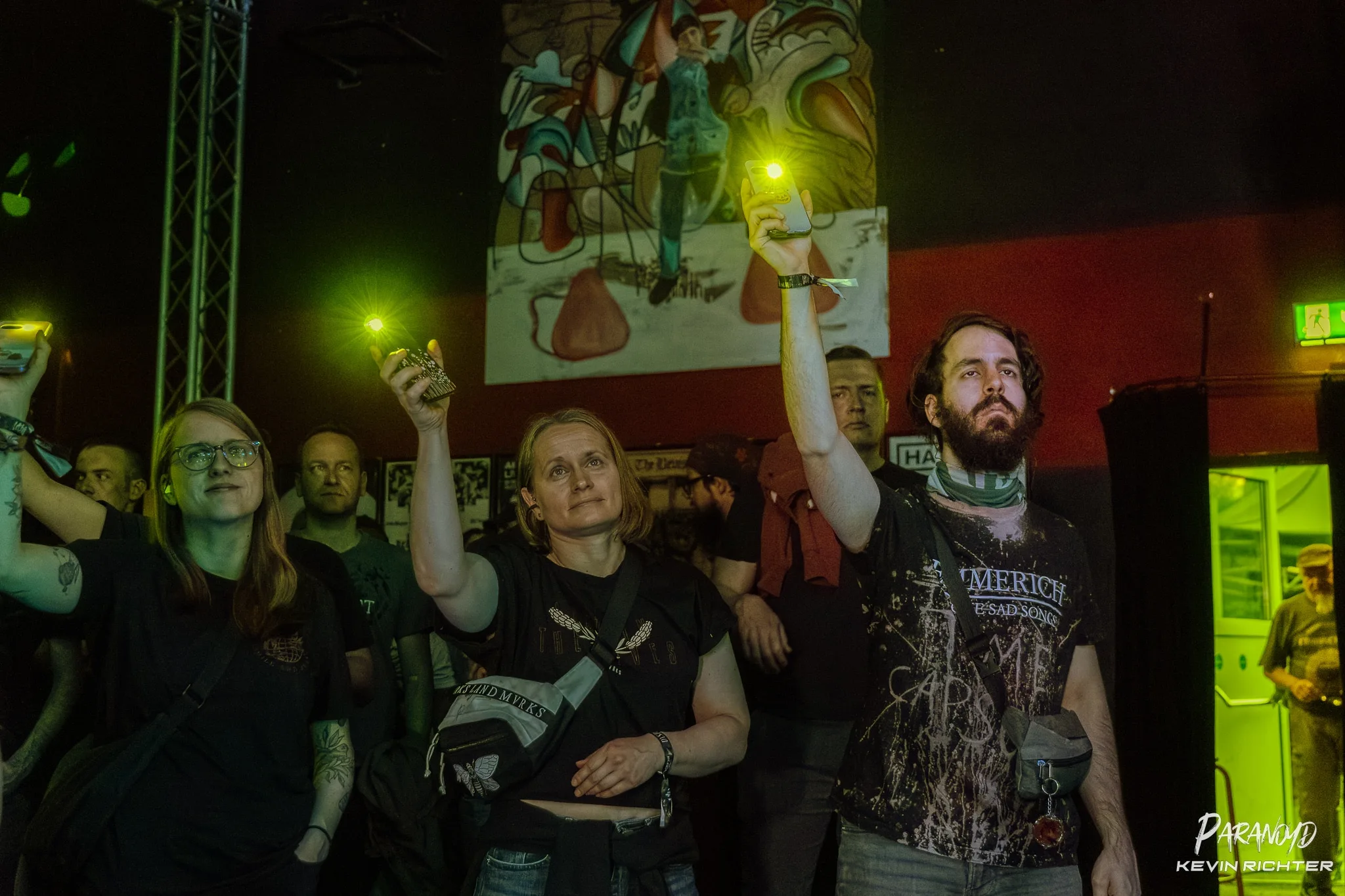 Dystopian Vol III im Scheinwerferlicht beim Konzert © Kevin Richter