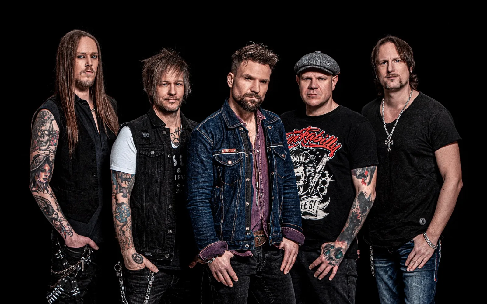 THE NEW ROSES bei der Show im Scheinwerferlicht – Credit: Marc Blessing
