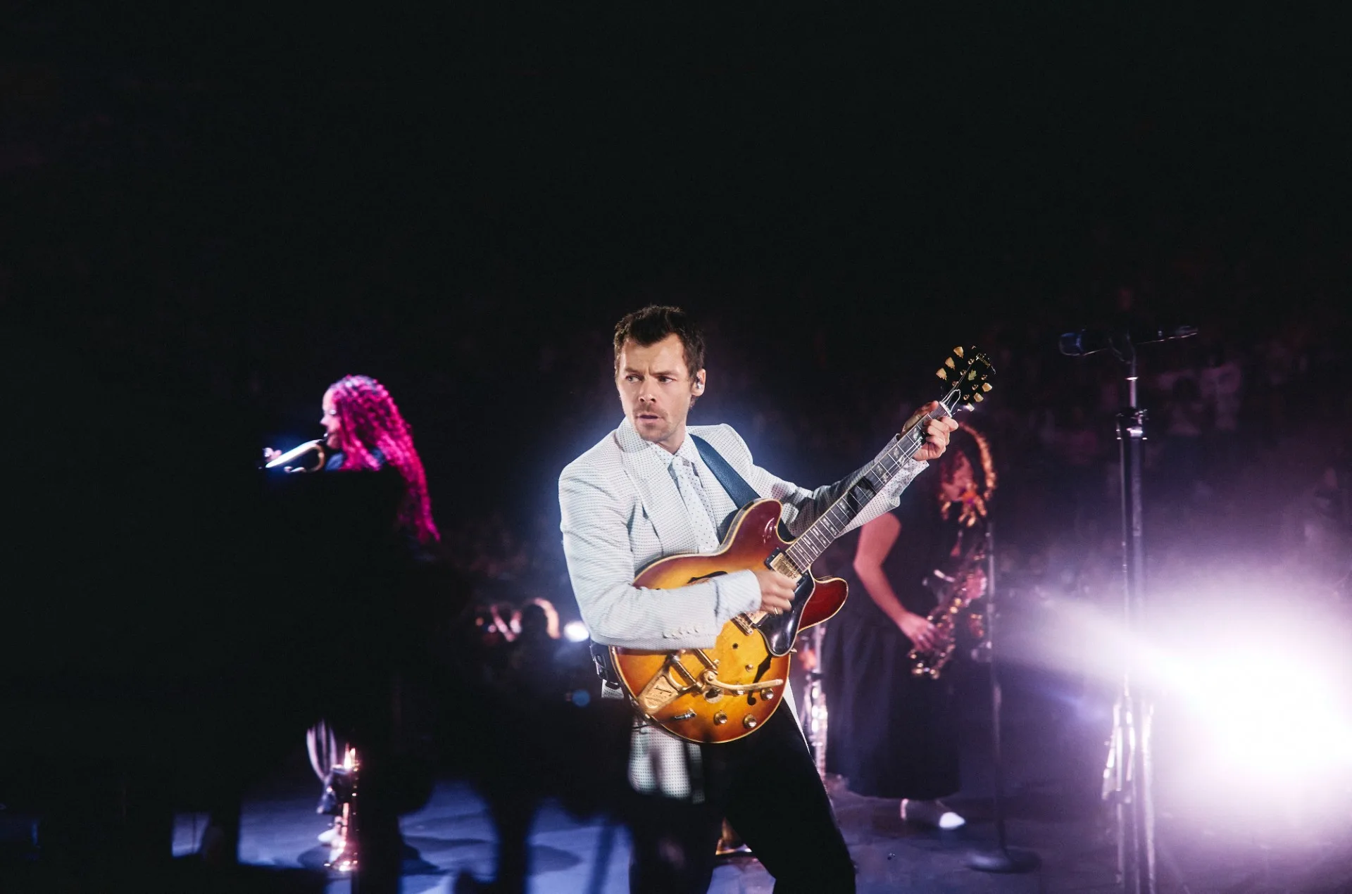 HARRY STYLES vor begeistertem Publikum – Credit: Tine Blessing