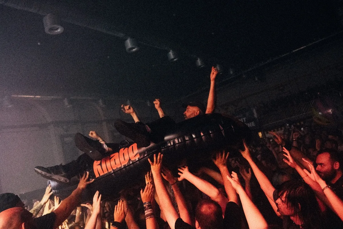 Geheimnis bei der Show live auf der Bühne – Credit: Tine Blessing