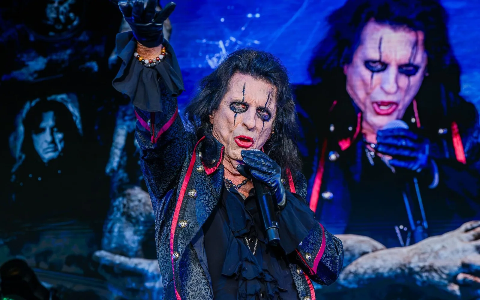 Alice Cooper bei der Show live auf der Bühne – Credit: Andreas Müller
