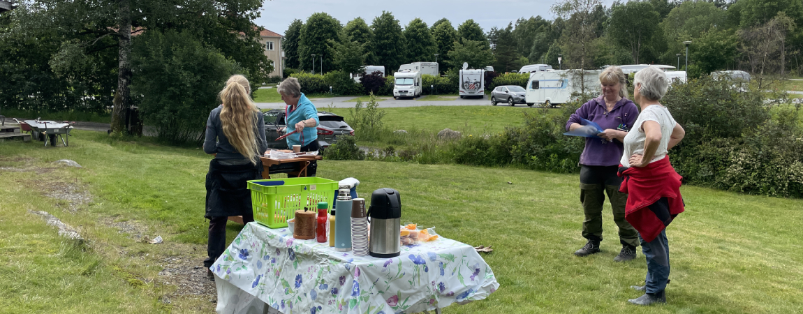 Grillning utanför klubbstugan.