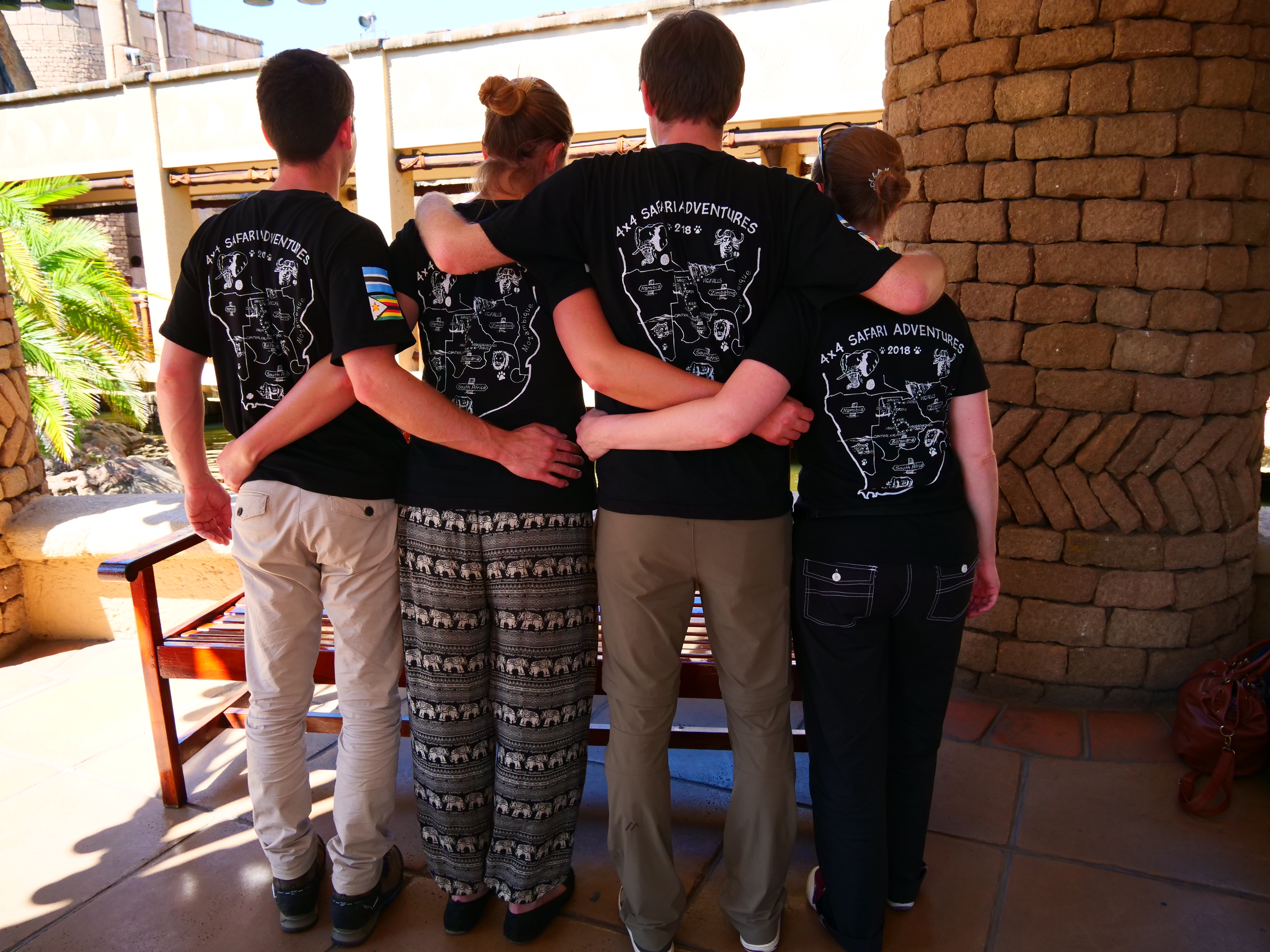 Flo, Jenny, Andy, ich - T-Shirt back The Kingdom Victoria Falls Zimbabwe