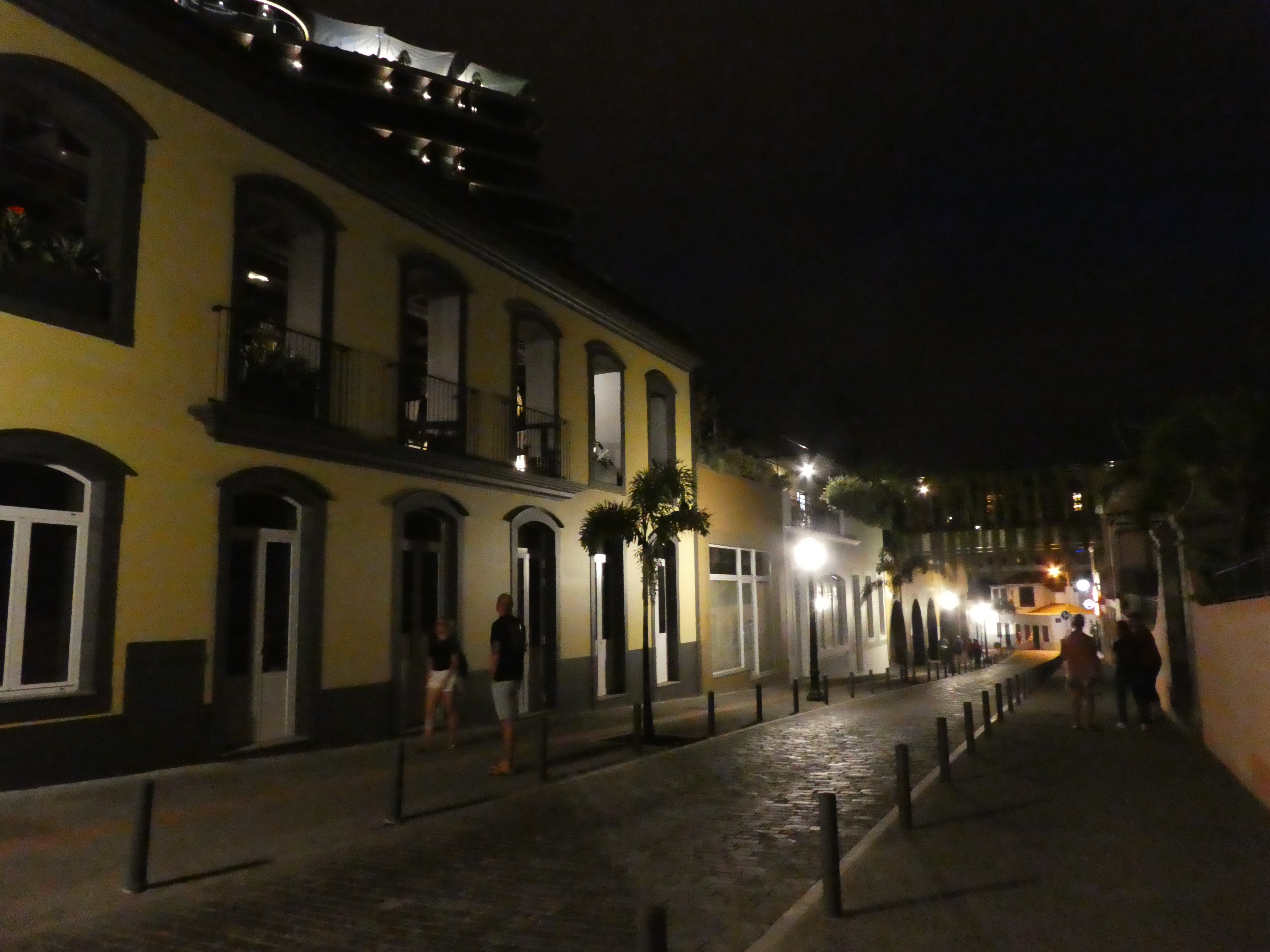 Funchal bei Nacht - Straße oberhalb Hotel Quinta da Penha de França