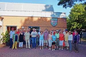 Abfahrt vor der Turnhalle.