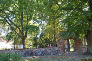 An der Miersdorfer Kirche.
