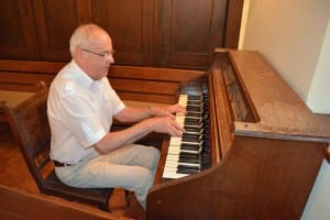 Herr Seifert am Harmonium ...