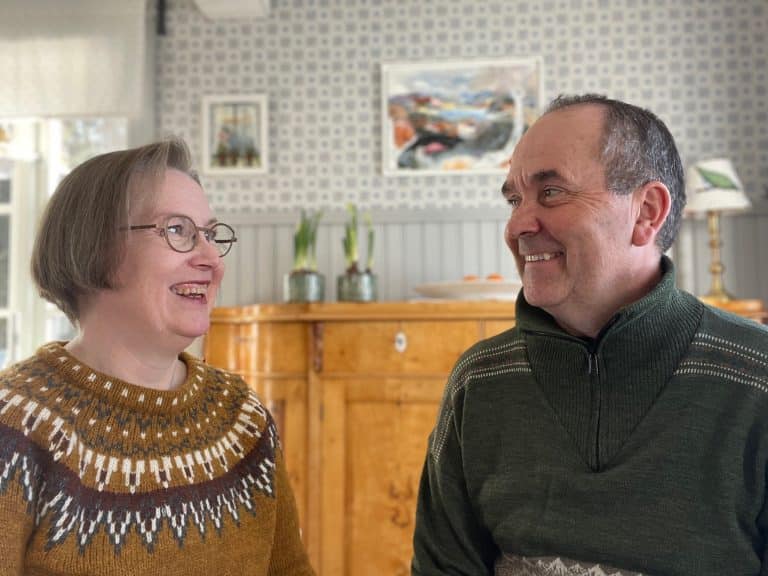 Mirja och Fredrik sitter hemma i sitt kök och tittar på varandra
