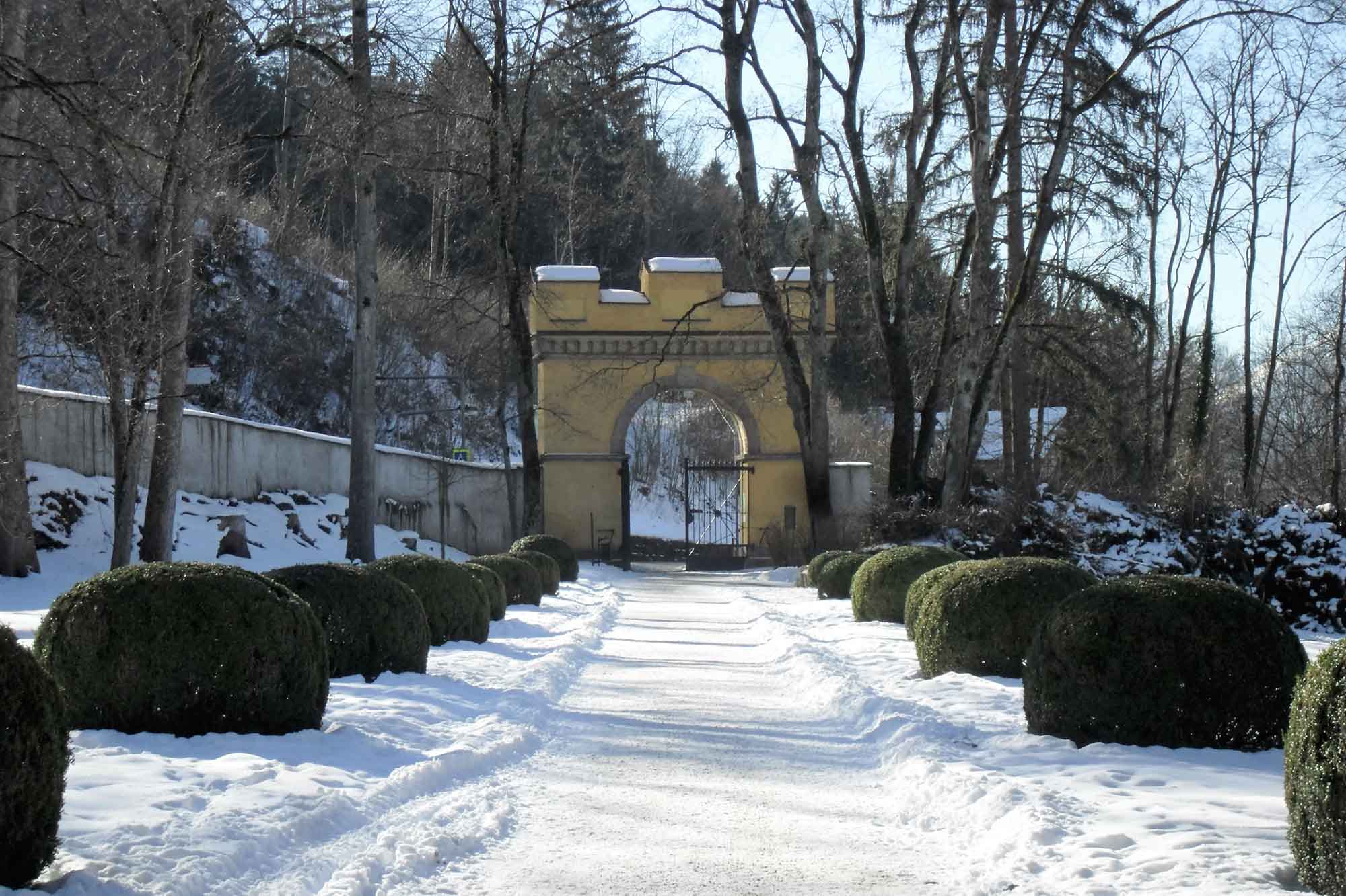 perfekt-reinigungsservice-gebaeudereinigung-winterdienst_tor-5 Z & V Reinigungsservice Gebäudereinigung Winterdienst