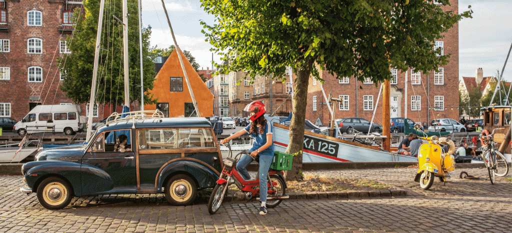 Fotograf Pernille Kaalund og hendes Morris Traveller