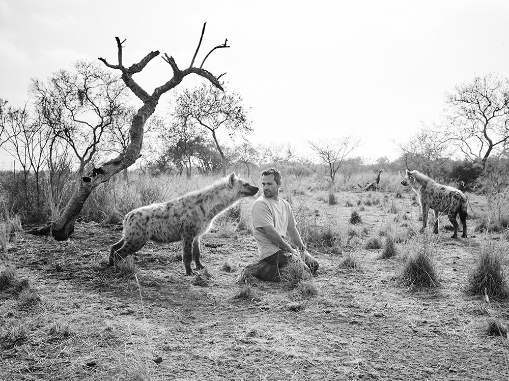 Foto Kevin Richardson met hyena.