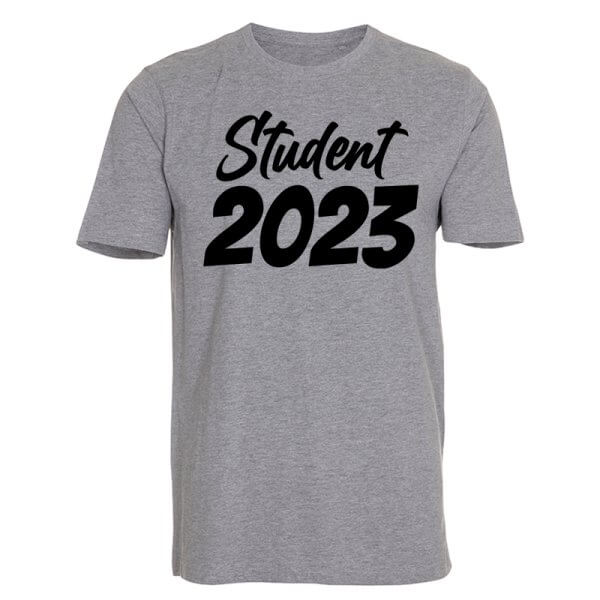 Grå T-shirt med Student 2023 skrevet hen over brystet