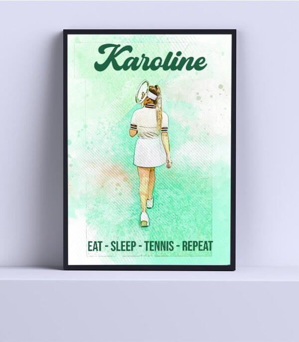 Personlig plakat til tennisspiller der personliggøres med modtagers eget navn. Under den fede illustration står teksten EAT SLEEP TENNIS REPEAT