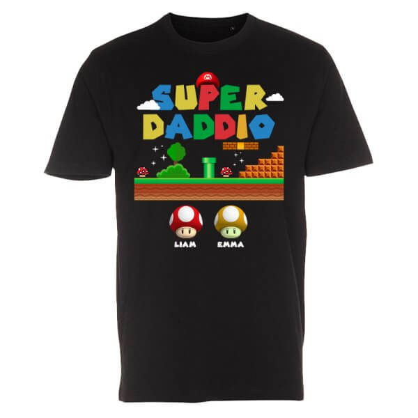 Super Daddio T-shirt - inspireret af Super Mario. Personlig gave til far med børnenes navne.
