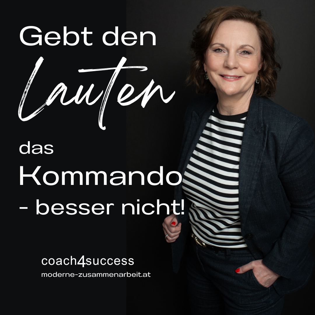 Gebt den Lauten das Kommando - besser nicht 1 Martina Wirth lächelt in die Kamera, steht vor schwarzem Hintergrund und der Text links davon: "Gebt den Lauten das Kommando - besser nicht. coach4success moderne-zusammenarbeit.at
