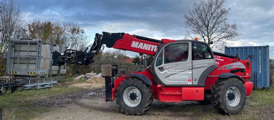 Udljening af 18 m Manitou med forskellige redskaber herunder drejeled og skovl og 4 m mandskabskurv inkl. fjernbetjening