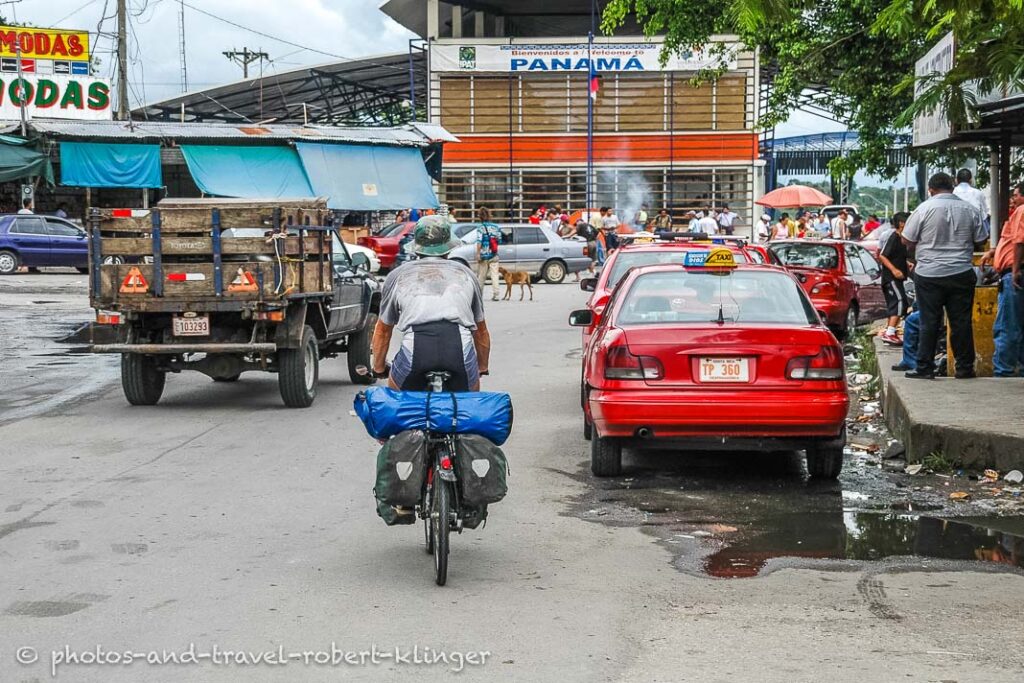 Crossing the border by bicycle from Costa Rica to Panama