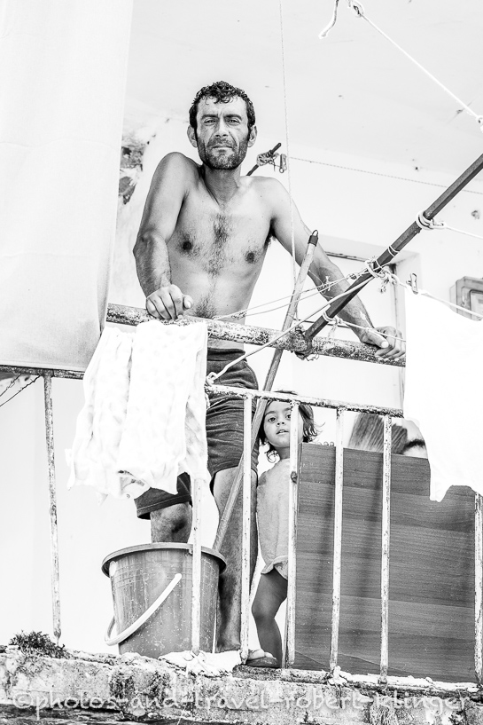 A father and his doughter on the balcony of an appartment building