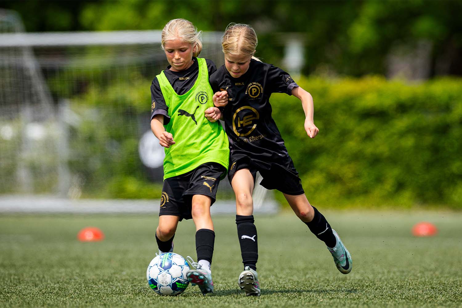 Alle deltagere får et lækkert fodboldsæt inkl. fodbold. Pimpongs fodboldskole for piger