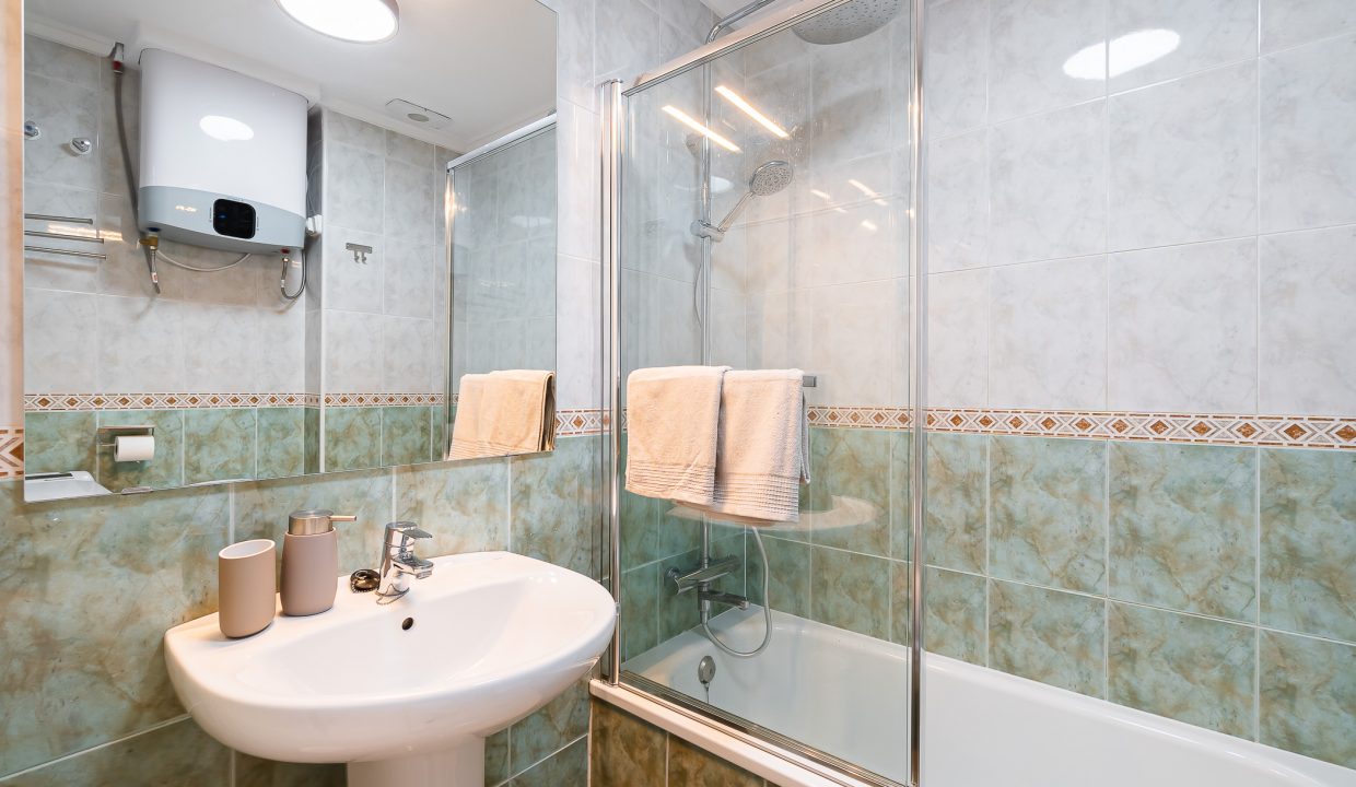 Bathroom - Furnished With Whirlpool Bathtub And hand Shower Basin