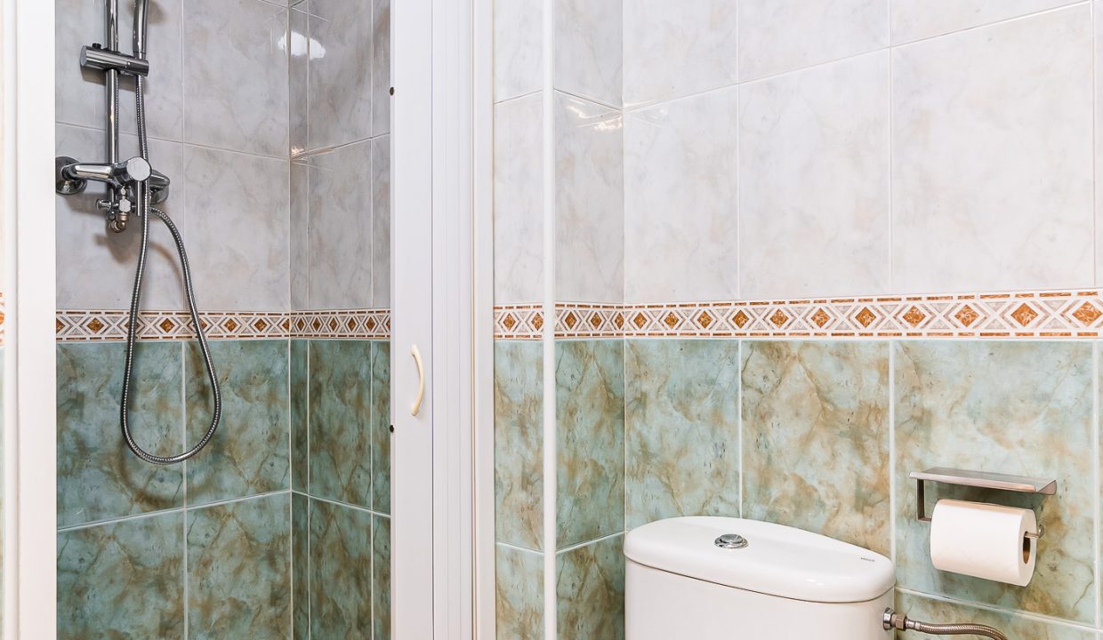 Bathroom With Toilet And Shower - PM Torrevieja