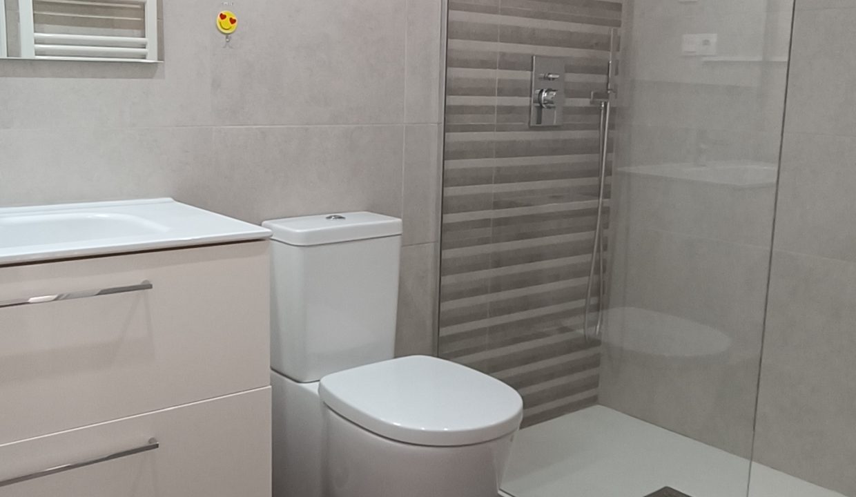 Toilet With Shower - PM Torrevieja