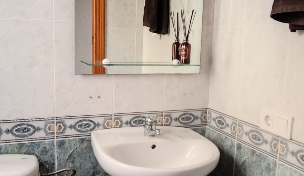 Washbasin And Toilet - PM Torrevieja