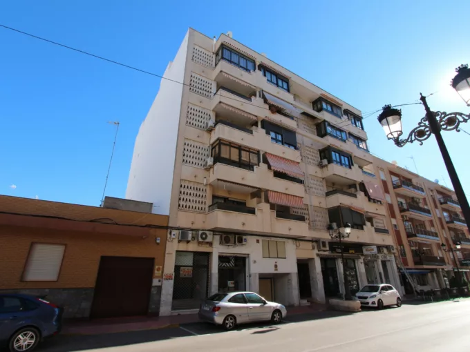 Amazing apartment located in the center of Guardamar del Segura. The property is on the last floor of a building right on the main street of the village. It has been renovated just in 2018. Has 4 bedrooms all with fitted warbrobes. 2 modern bathrooms