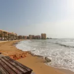 2 bedroom apartment a step away from the Playa del Cura de Torrevieja (Costa Blanca).This house is located very close to the main services.It is in perfect condition and fully equipped with furniture and appliances.This house consists of 80 m2 divided into 2 bedrooms