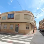 We present you a fantastic apartment with 3 bedrooms in the heart of Guardamar del Segura.The house has an independent kitchen with utility room