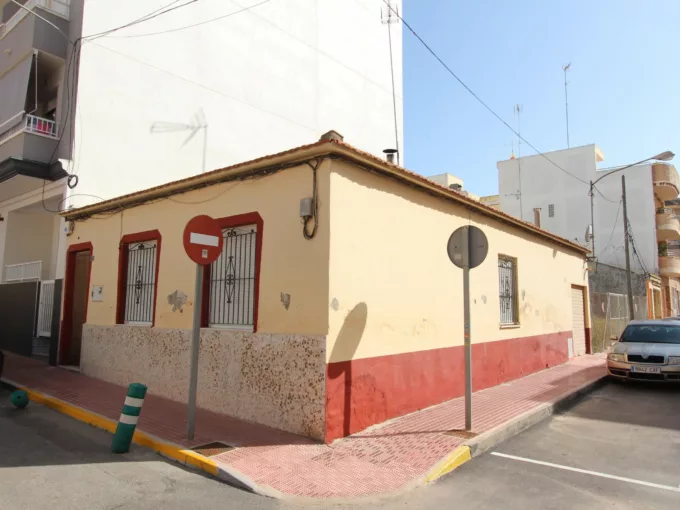 Ground floor house in the center of Guardamar del Segura. This house has 104m2 divided into 3 bedrooms and a bathroom.Real Estate in Guardamar - Ground Floor House