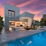 This unique villa is designed to fully enjoy the magnificent views towards the Guardamar skyline just 7 minutes from its Blue Flag beaches. A combination of views of the sea