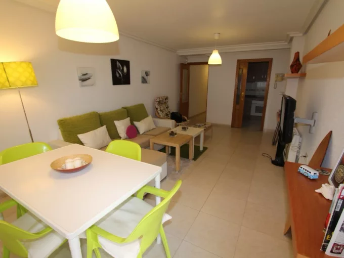 Are you looking for a home in Almoradí? This is your chance! Amazing apartment in the heart of the city with all comforts you need. The property benefits of 80 m2 distributed in 3 bedrooms