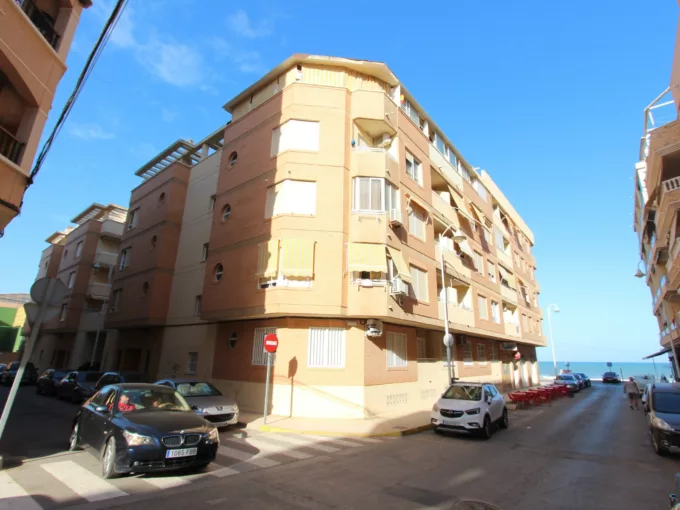 Excellent apartment next to the beach of Guardamar del Segura. This house is in perfect condition and partially equipped with furniture