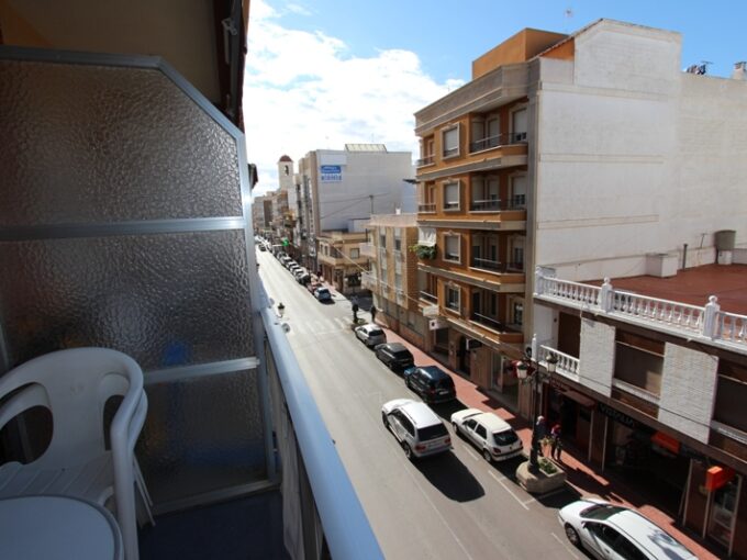 Spacious 4 bedroom apartment in the center of Guardamar del Segura (Alicante - Costa Blanca). This wonderful house is fully equipped with furniture and appliances