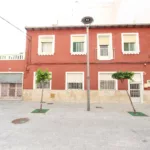 This fantastic large single-family home is for sale in Guardamar del Segura.The house is spread over two floors with two patios on the ground floor and two terraces on the upper floor.On the ground floor we find a distribution that consists of: three bedrooms