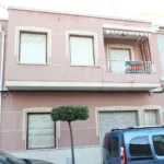 Two-story house in the center of Guardamar del Segura. It consists of an 80 m2 upper floor with a terrace