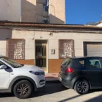Large ground floor to reform in the center of Guardamar del Segura - Costa Blanca South. This 110m2 property is ideal for building a new housing project. It is close to the main services and shops in the town