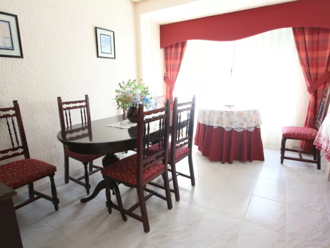 Apartment 400 meters from the beaches of Guardamar. The house has three bedrooms
