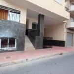 Apartment in perfect condition and excellent location in Guardamar del Segura - Costa Blanca South. The property is just 300 meters from the beach and next to the main shops and amenities. It has 86 m2 distributed in 2 double bedrooms with built-in closets