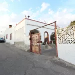Fantastic country house with a plot a few minutes from the city of Elche. The house has 139m2 (built according to cadastre) divided into five rooms