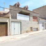 Magnificent plot with structure and housing project located in Algorfa. It consists of a basement with the possibility of a garage and a direct elevator to the house