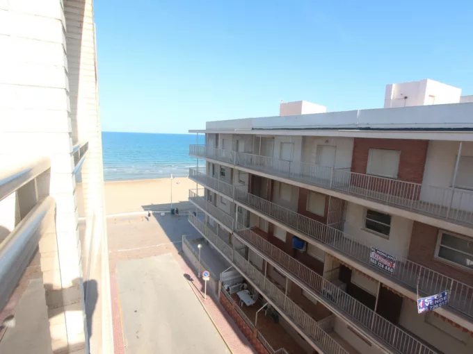 Nice apartment with sea views in Guardamar del Segura. The house has two bedrooms