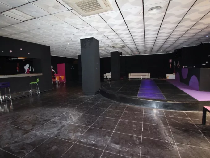 Business premises for sale in the center of Guardamar del Segura - Costa Blanca South. Completely soundproof space of 314 m2 suitable for business project equipped with party room license (you can open till 7.00AM)
